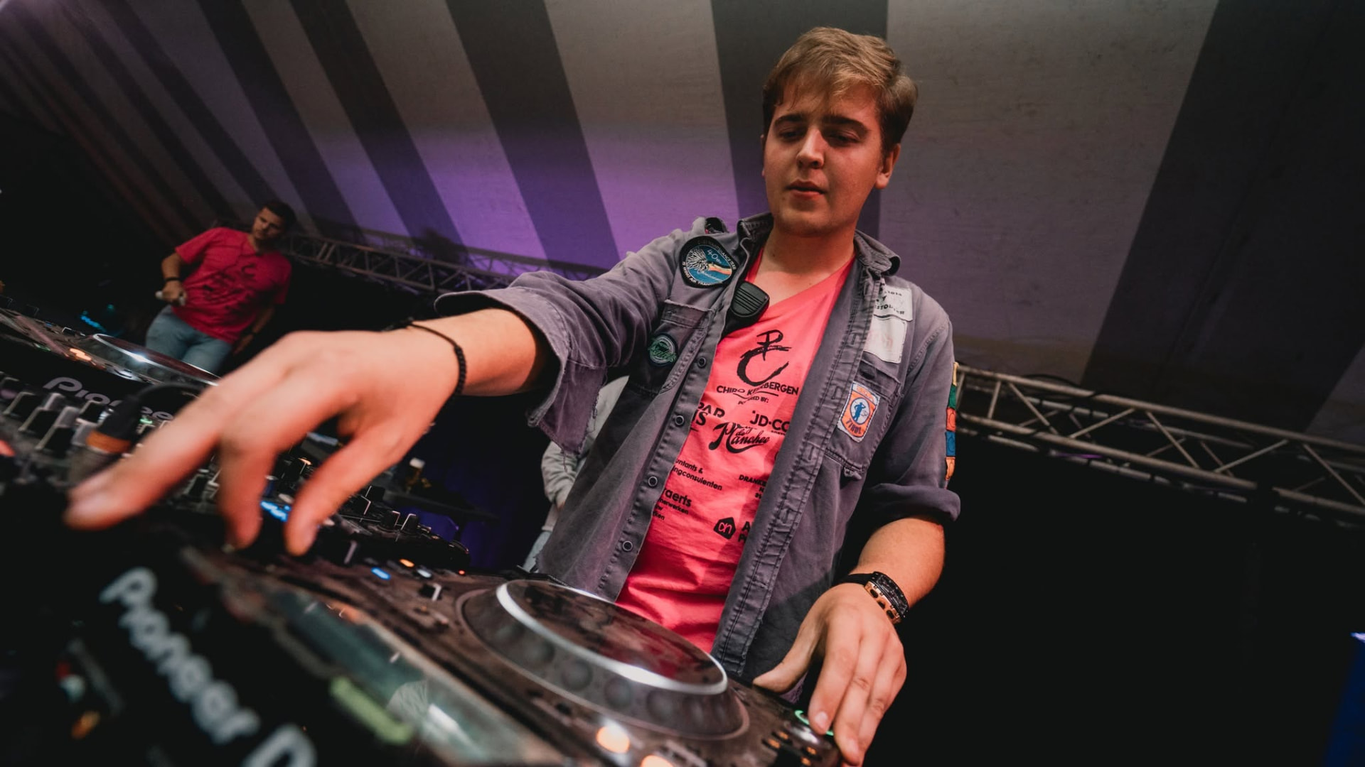Dries Hendrickx als dj achter de decks